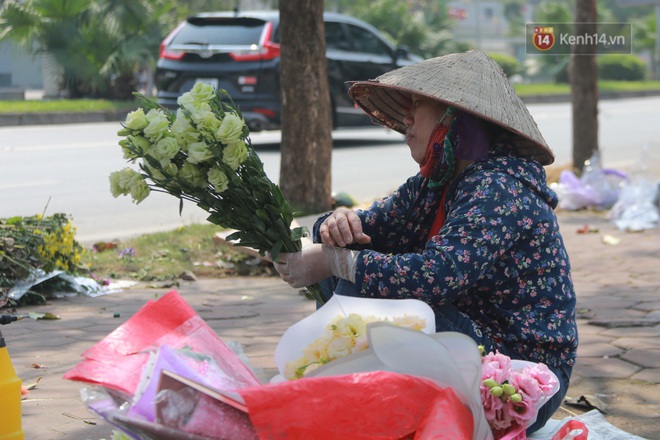 Ảnh: Người dân ngại đi mua sắm vì Covid-19, chủ cửa hàng hoa tươi “méo mặt” trong ngày 8/3 - Ảnh 4.