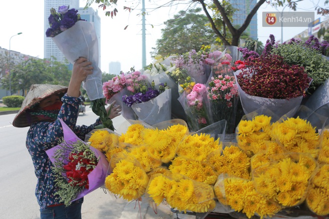 Ảnh: Người dân ngại đi mua sắm vì Covid-19, chủ cửa hàng hoa tươi “méo mặt” trong ngày 8/3 - Ảnh 6.