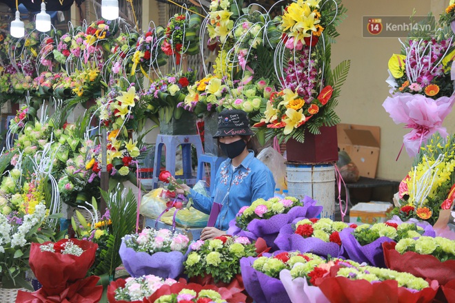 Ảnh: Người dân ngại đi mua sắm vì Covid-19, chủ cửa hàng hoa tươi “méo mặt” trong ngày 8/3 - Ảnh 8.