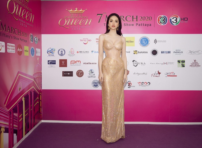 Gi&aacute;m khảo Hương Giang khoe vai trần gợi cảm, đẹp lộng lẫy tại Chung kết Hoa hậu Chuyển giới Quốc tế 2020 - Ảnh 4.