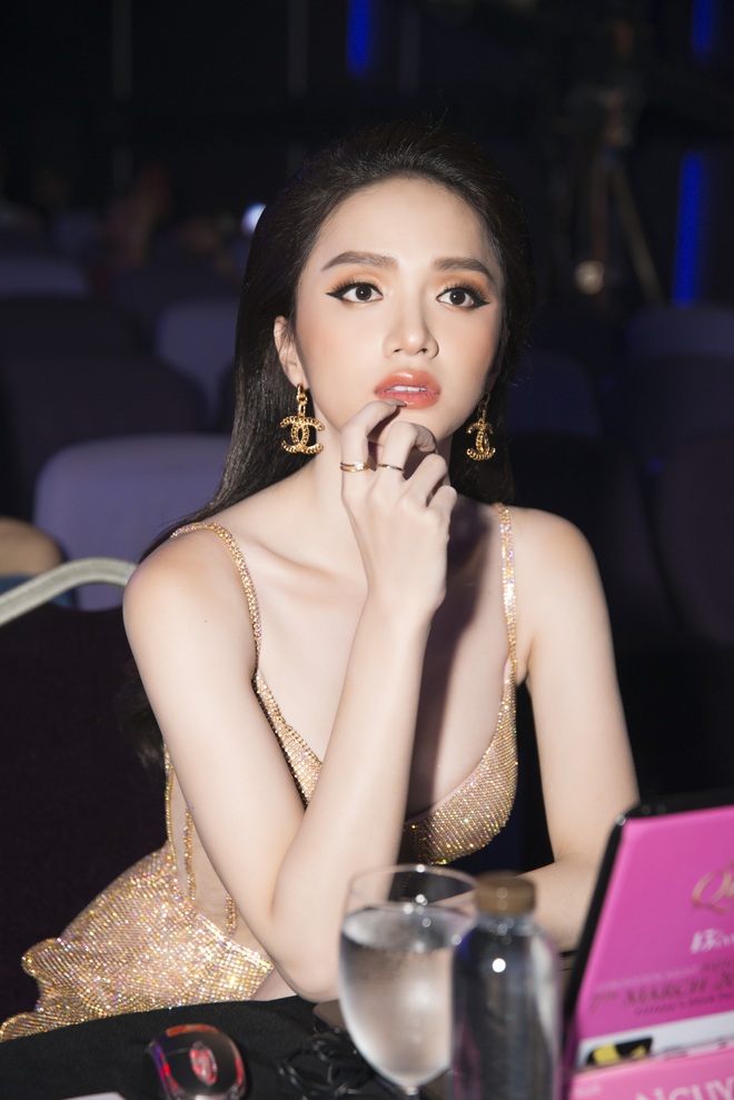 Gi&aacute;m khảo Hương Giang khoe vai trần gợi cảm, đẹp lộng lẫy tại Chung kết Hoa hậu Chuyển giới Quốc tế 2020 - Ảnh 5.