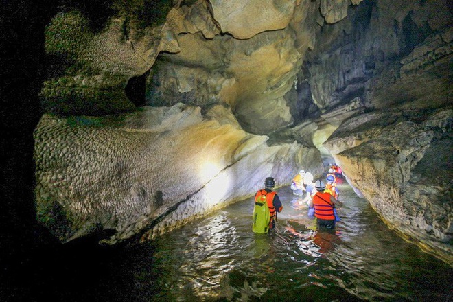 Quảng Bình: Lên phương án cách ly chuyên gia hang động người Anh bay cùng cô gái nhiễm Covid-19 thứ 17  - Ảnh 2.