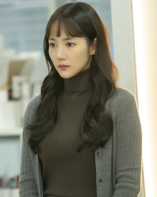 Toang như Park Min Young trong phim mới: Tóc mái mưa “ngố tàu” phản chủ lại thêm style vẽ eyeliner dìm sắc - Ảnh 5.