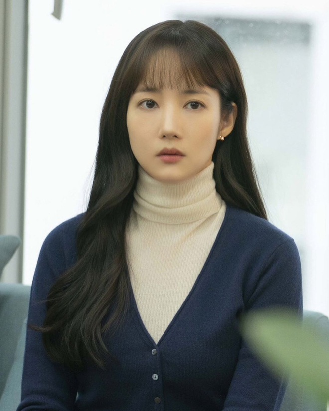 Toang như Park Min Young trong phim mới: Tóc mái mưa “ngố tàu” phản chủ lại thêm style vẽ eyeliner dìm sắc - Ảnh 4.