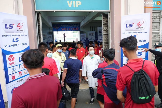 Học tr&ograve; HLV Park Hang-seo h&uacute; tim v&igrave; mức th&acirc;n nhiệt cao ngay trước trận S&agrave;i G&ograve;n FC đấu SLNA - Ảnh 16.