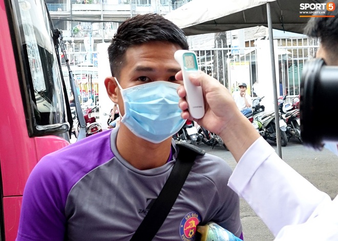 Học tr&ograve; HLV Park Hang-seo h&uacute; tim v&igrave; mức th&acirc;n nhiệt cao ngay trước trận S&agrave;i G&ograve;n FC đấu SLNA - Ảnh 14.
