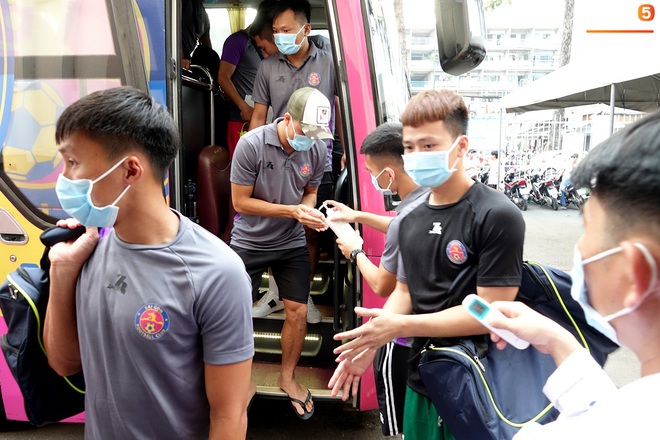 Học trò HLV Park Hang-seo hú tim vì mức thân nhiệt cao ngay trước trận Sài Gòn FC đấu SLNA - Ảnh 12.