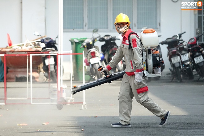 Sân Thống Nhất phun khử khuẩn trước trận đấu có HLV Park Hang-seo dự khán - Ảnh 7.