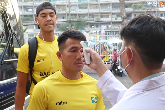 Học tr&ograve; HLV Park Hang-seo h&uacute; tim v&igrave; mức th&acirc;n nhiệt cao ngay trước trận S&agrave;i G&ograve;n FC đấu SLNA - Ảnh 9.