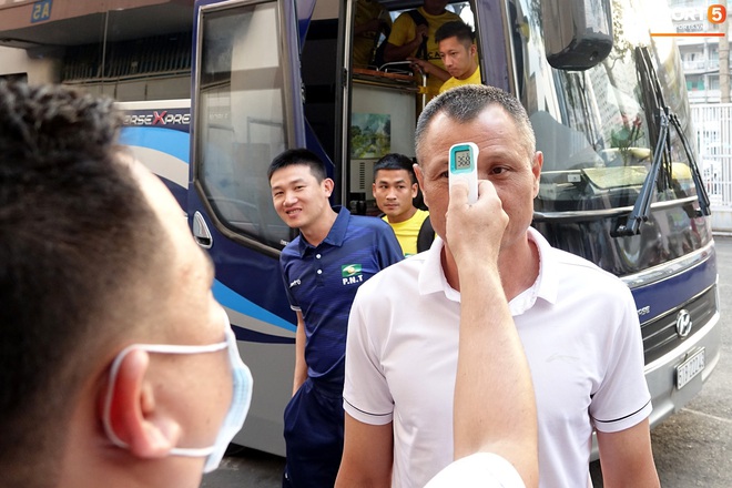 Học trò HLV Park Hang-seo hú tim vì mức thân nhiệt cao ngay trước trận Sài Gòn FC đấu SLNA - Ảnh 3.