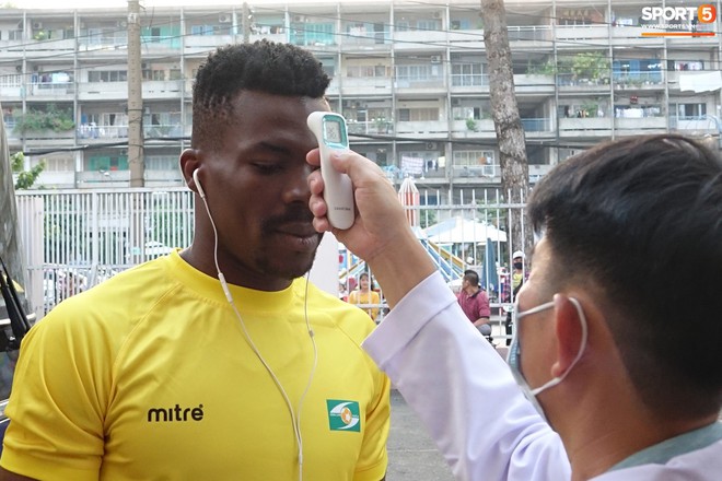 Học tr&ograve; HLV Park Hang-seo h&uacute; tim v&igrave; mức th&acirc;n nhiệt cao ngay trước trận S&agrave;i G&ograve;n FC đấu SLNA - Ảnh 7.