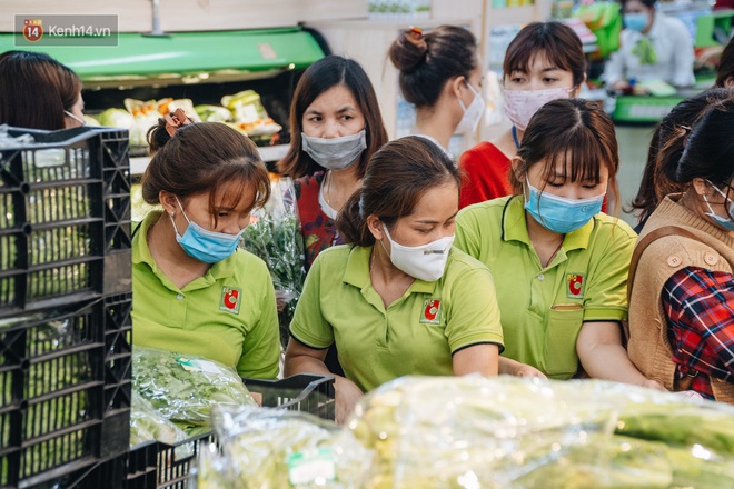 Ảnh: Siêu thị Hà Nội thần tốc lấp đầy hàng hóa, không còn cảnh tượng chen lấn mua đồ tích trữ chống dịch COVID-19 - Ảnh 10.