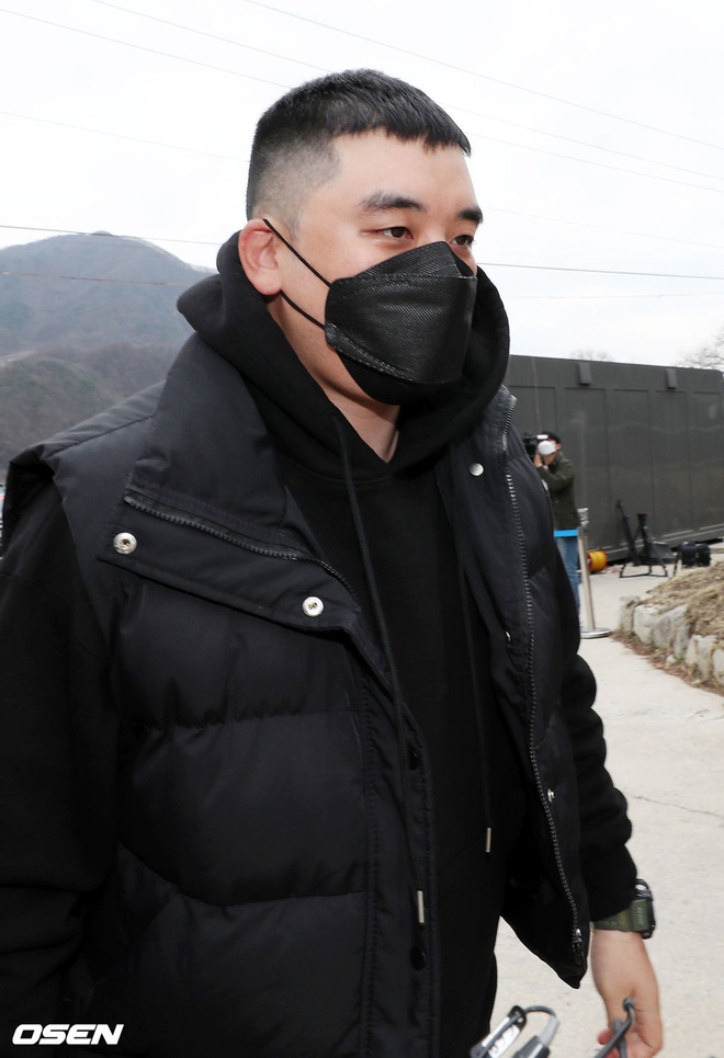 Seungri chính thức xuất hiện với diện mạo mới, cúi gập người chào 90 độ trước khi lên đường nhập ngũ - Ảnh 9.