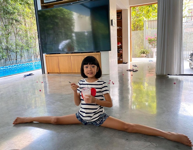 Con gái diễn viên Bình Minh sở hữu đôi chân dài miên man dù mới 8 tuổi: Đúng là con nhà tông có khác! - Ảnh 1.