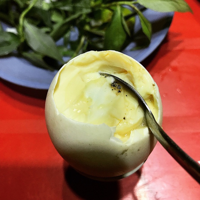Ngoài trứng vịt lộn, Việt Nam còn có 2 món trứng khác khiến du khách nước ngoài “sợ xanh mặt” khi thưởng thức vì mùi vị khó ngửi - Ảnh 3.