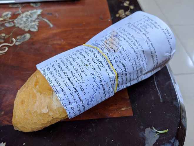 Người nước ngoài thích thú khi thấy bánh mì Việt Nam sử dụng… giấy kiểm tra để làm giấy gói, nhìn phát biết ngay “hàng chuẩn”! - Ảnh 2.