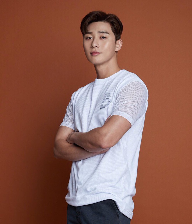 Stylist phương nào đã hại Park Seo Joon, mọi khi cool ngầu là thế nay lại ăn vận sến rện lôm côm thế này? - Ảnh 3.