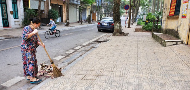 Rác thải của phố Trúc Bạch được khử khuẩn, phân loại nghiêm ngặt trong những ngày cách ly dịch COVID-19 - Ảnh 1.