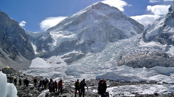 Xe buýt rơi vào khe núi, 19 người thiệt mạng ở dãy Himalaya  - Ảnh 1.