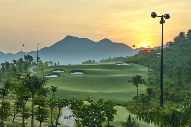Sân golf lớn nhất Đà Nẵng tạm ngừng hoạt động sau khi 2 vị khách người Anh dương tính với virus corona từng xuất hiện tại đây - Ảnh 1.