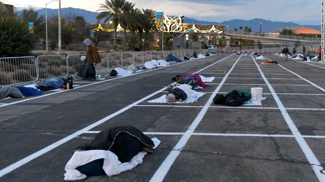 Thành phố Las Vegas của Mỹ chia từng ô cách nhau gần 2 m trong bãi đỗ xe để cho người vô gia cư ngủ trong khi khách sạn thì bỏ trống - Ảnh 1.