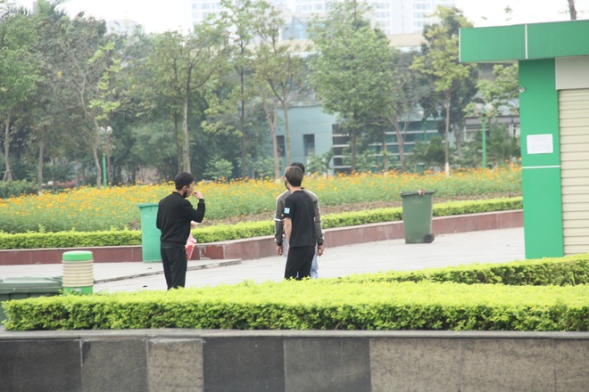 Các công viên lớn tại Hà Nội đồng loạt đóng cửa sau chỉ thị của Chính phủ về việc cách ly xã hội nhằm phòng chống dịch COVID-19 - Ảnh 17.