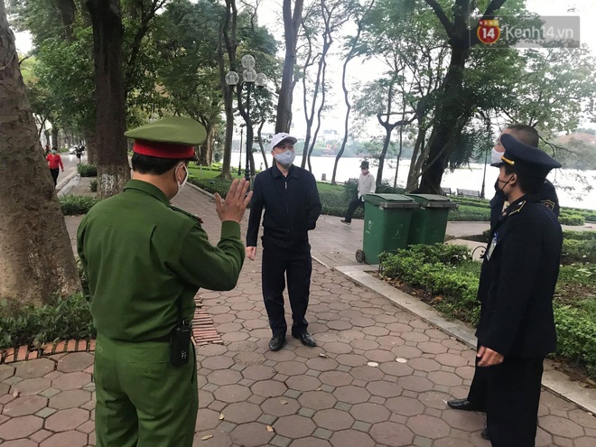 Nhiều người H&agrave; Nội bị nhắc nhở hạn chế ra ngo&agrave;i, tập thể dục v&agrave; đeo khẩu trang xung quanh c&aacute;c phố trung t&acirc;m - Ảnh 7.