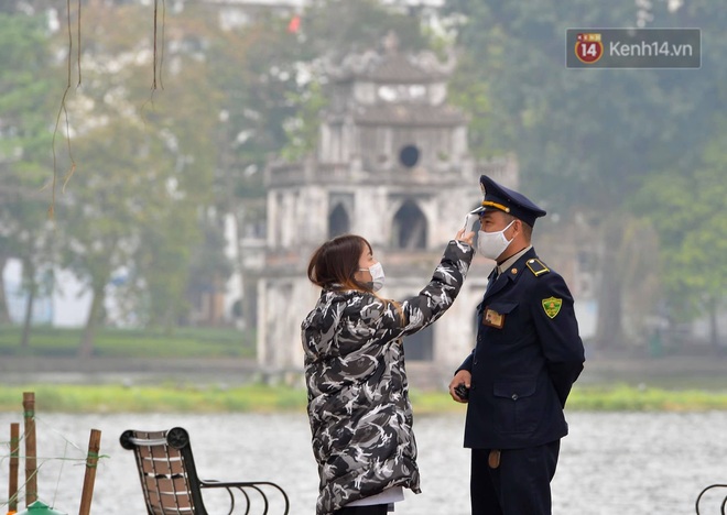 Nhiều người H&agrave; Nội bị nhắc nhở hạn chế ra ngo&agrave;i, tập thể dục v&agrave; đeo khẩu trang xung quanh c&aacute;c phố trung t&acirc;m - Ảnh 4.