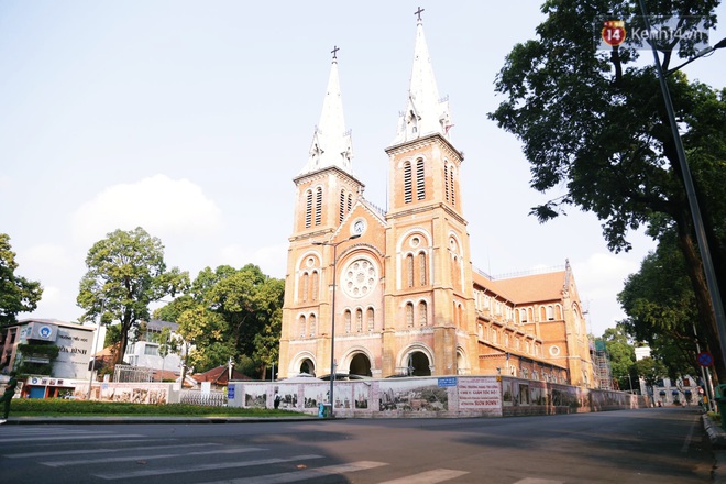 Hà Nội và Sài Gòn trong ngày đầu cách ly toàn xã hội: Nhiều tuyến phố vắng vẻ, chỉ người dân bắt buộc phải đi làm mới ra đường - Ảnh 2.