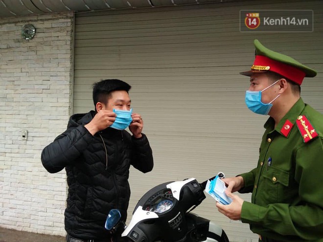 Nhiều người H&agrave; Nội bị nhắc nhở hạn chế ra ngo&agrave;i, tập thể dục v&agrave; đeo khẩu trang xung quanh c&aacute;c phố trung t&acirc;m - Ảnh 12.