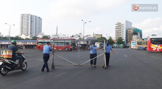 Hà Nội và Sài Gòn trong ngày đầu cách ly toàn xã hội: Nhiều tuyến phố vắng vẻ, chỉ người dân bắt buộc phải đi làm mới ra đường - Ảnh 11.