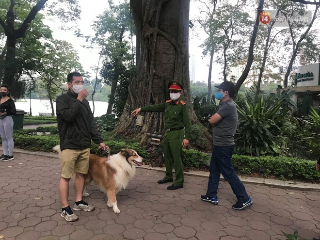 Nhiều người H&agrave; Nội bị nhắc nhở hạn chế ra ngo&agrave;i, tập thể dục v&agrave; đeo khẩu trang xung quanh c&aacute;c phố trung t&acirc;m - Ảnh 6.