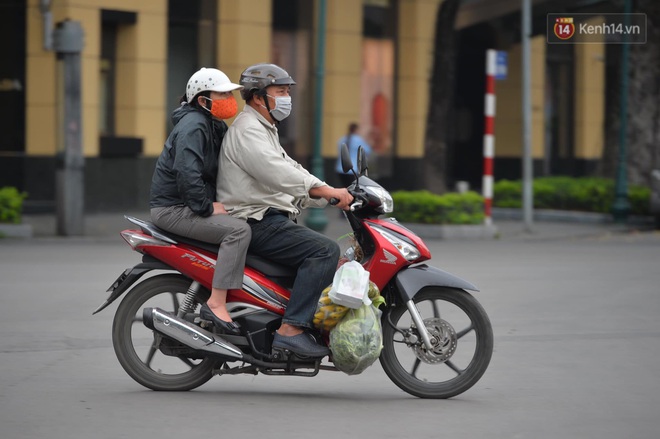 Hà Nội và Sài Gòn trong ngày đầu cách ly toàn xã hội: Nhiều tuyến phố vắng vẻ, chỉ người dân bắt buộc phải đi làm mới ra đường - Ảnh 19.