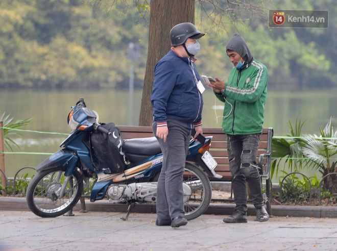 Nhiều người Hà Nội bị nhắc nhở hạn chế ra ngoài, tập thể dục và đeo khẩu trang xung quanh các phố trung tâm - Ảnh 10.