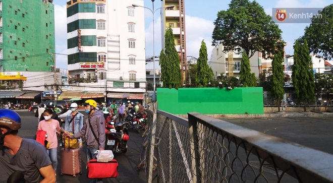 Hà Nội và Sài Gòn trong ngày đầu cách ly toàn xã hội: Nhiều tuyến phố vắng vẻ, chỉ người dân bắt buộc phải đi làm mới ra đường - Ảnh 9.
