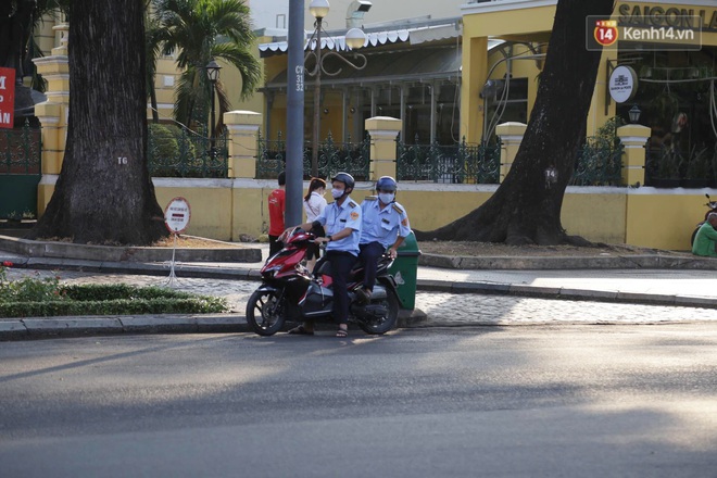 Hà Nội và Sài Gòn trong ngày đầu cách ly toàn xã hội: Nhiều tuyến phố vắng vẻ, chỉ người dân bắt buộc phải đi làm mới ra đường - Ảnh 4.