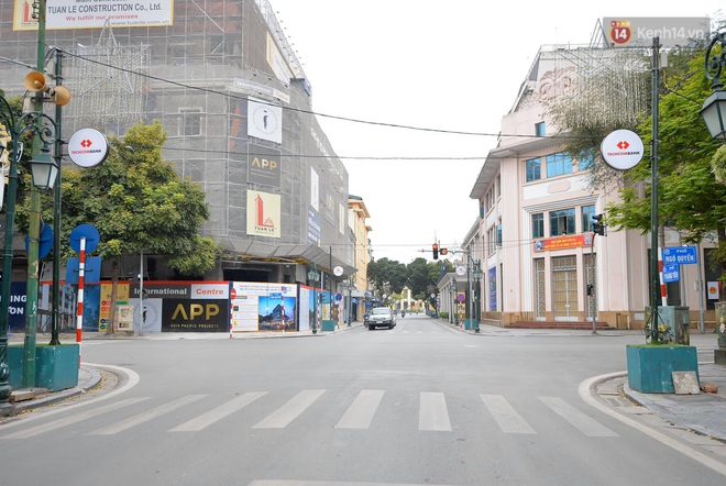 Hà Nội và Sài Gòn trong ngày đầu cách ly toàn xã hội: Nhiều tuyến phố vắng vẻ, chỉ người dân bắt buộc phải đi làm mới ra đường - Ảnh 17.