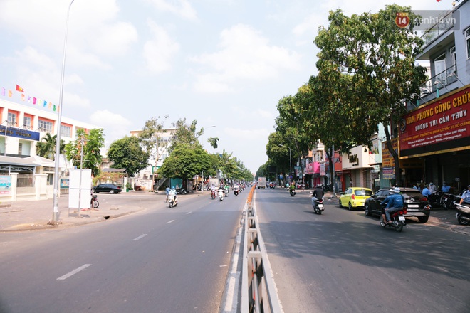 Hà Nội và Sài Gòn trong ngày đầu cách ly toàn xã hội: Nhiều tuyến phố vắng vẻ, chỉ người dân bắt buộc phải đi làm mới ra đường - Ảnh 13.