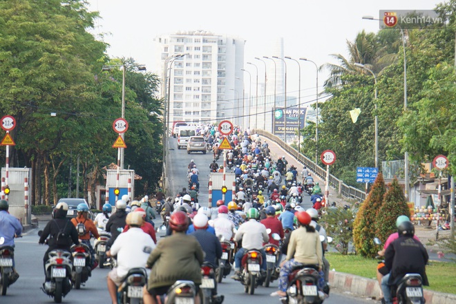 Hà Nội và Sài Gòn trong ngày đầu cách ly toàn xã hội: Nhiều tuyến phố vắng vẻ, chỉ người dân bắt buộc phải đi làm mới ra đường - Ảnh 12.
