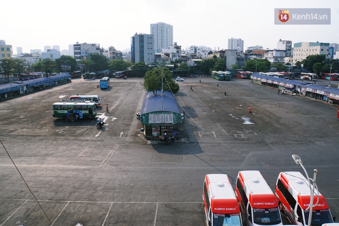 Hà Nội và Sài Gòn trong ngày đầu cách ly toàn xã hội: Nhiều tuyến phố vắng vẻ, chỉ người dân bắt buộc phải đi làm mới ra đường - Ảnh 10.