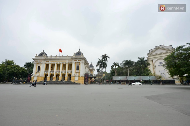 Hà Nội và Sài Gòn trong ngày đầu cách ly toàn xã hội: Nhiều tuyến phố vắng vẻ, chỉ người dân bắt buộc phải đi làm mới ra đường - Ảnh 16.