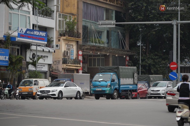 Hà Nội và Sài Gòn trong ngày đầu cách ly toàn xã hội: Nhiều tuyến phố vắng vẻ, chỉ người dân bắt buộc phải đi làm mới ra đường - Ảnh 21.