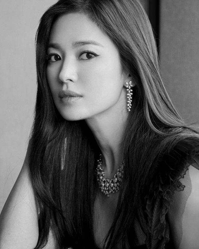 Song Hye Kyo và loạt sao Hàn sập bẫy trò đùa Cá tháng Tư của IU, khả năng diễn xuất của bố ngồi bên cạnh gây choáng - Ảnh 8.