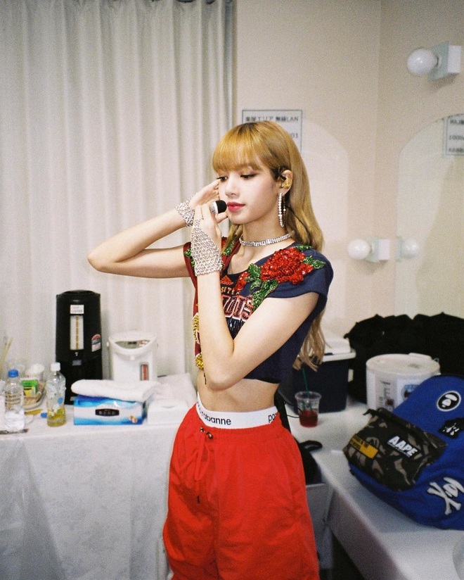 Lisa (BLACKPINK) dạy thí sinh nhảy, nhưng vòng eo nhỏ không tưởng của lão sư vũ đạo chiếm hết spotlight rồi! - Ảnh 8.