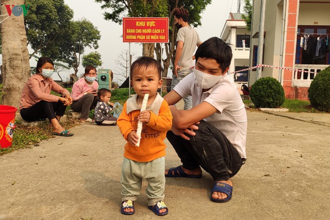 Chuyện những đứa trẻ phải theo mẹ v&agrave;o khu c&aacute;ch ly ph&ograve;ng chống dịch Covid-19 - Ảnh 1.