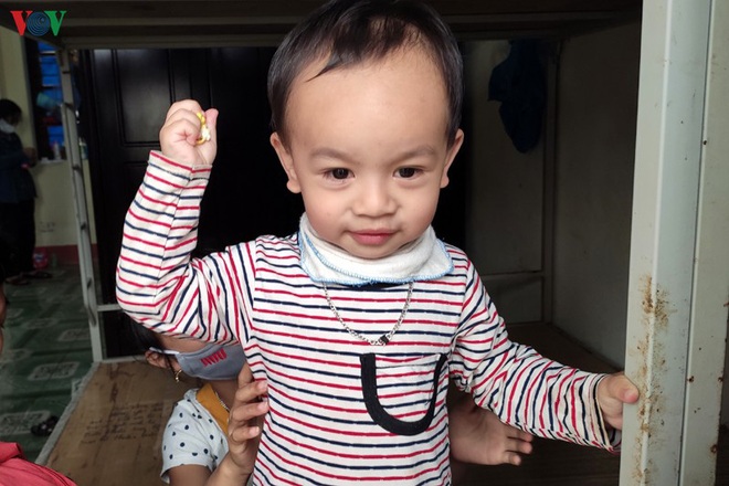 Chuyện những đứa trẻ phải theo mẹ v&agrave;o khu c&aacute;ch ly ph&ograve;ng chống dịch Covid-19 - Ảnh 2.