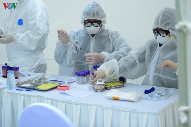 Người dân đổ về, các khu vực test nhanh Covid-19 ở Hà Nội tăng đột biến - Ảnh 11.