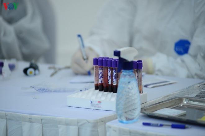 Người dân đổ về, các khu vực test nhanh Covid-19 ở Hà Nội tăng đột biến - Ảnh 12.