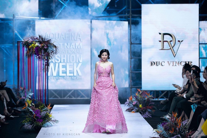 Bộ váy Mai Phương diện trong lần hiếm hoi diễn catwalk được bán đấu giá để hỗ trợ con gái cô - Ảnh 1.