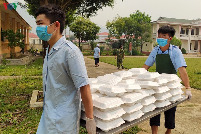 Chuyện những đứa trẻ phải theo mẹ v&agrave;o khu c&aacute;ch ly ph&ograve;ng chống dịch Covid-19 - Ảnh 3.